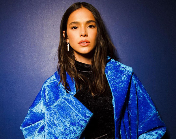 Bruna Marquezine nasceu no dia 4 de agosto de 1995 em Duque de Caxias, cidade na Baixada Fluminense, no Rio de Janeiro.
