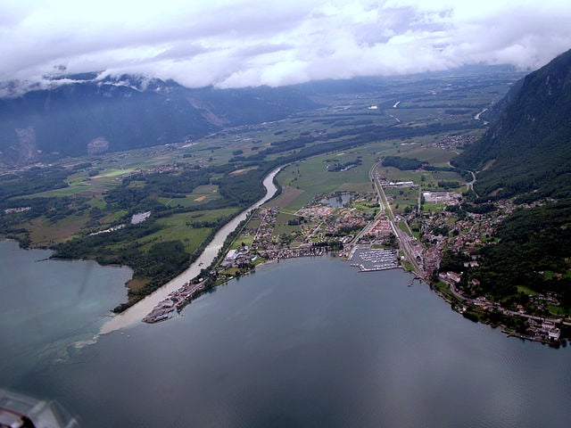 RIO RÓDANO - Nasce na Suiça e deságua na França. Com mais de 800km de extensão, o rio percorre 290 km na Suíça, e cerca de 545 km em território francês. Ele atravessa o Lago de Genebra.