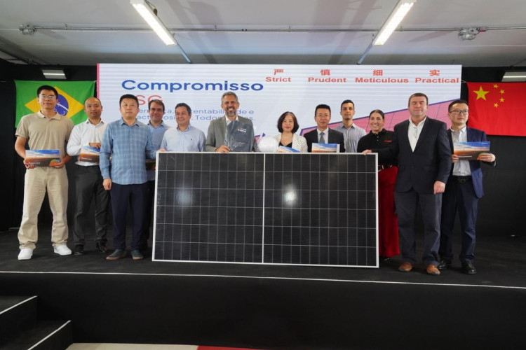 O empreendimento conta com 377 mil pain&eacute;is solares