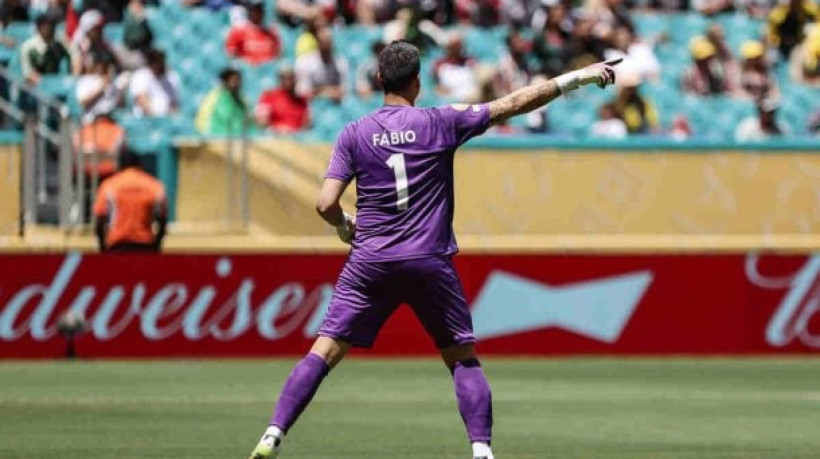 Arqueiro chega aos 507 jogos sem sofrer gols na carreira, superando o ex-craque italiano; Flu tem uma das melhores defesas do Mundial