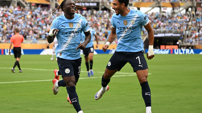 Jeremy Doku e Omar Marmoush comemoram gol do City diante da Juventus, pelo Mundial de Clubes