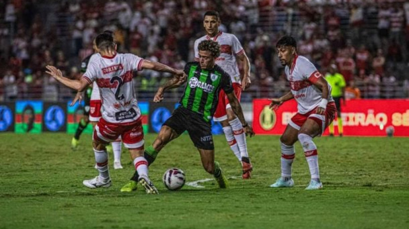 Com um a menos, Coelho buscou a virada contra um adversário direto pelo G-4