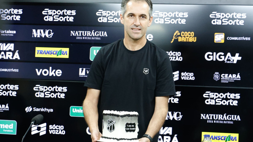 Léo Condé segura bolo por comemoração de um ano de Ceará
