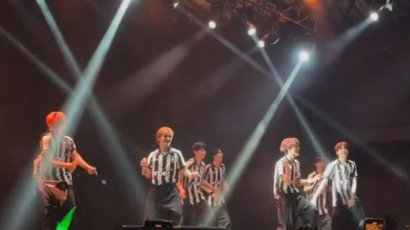 Integrantes do NTX torcem mesmo pelo Glorioso. Em 2024, também usaram camisas do Botafogo em shows no Rio de Janeiro 