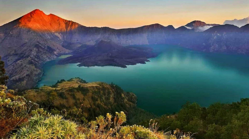 Com terreno instável e alta altitude, o Monte Rinjani foi palco da morte de Juliana Marins, revelando o descaso com turistas na Indonésia