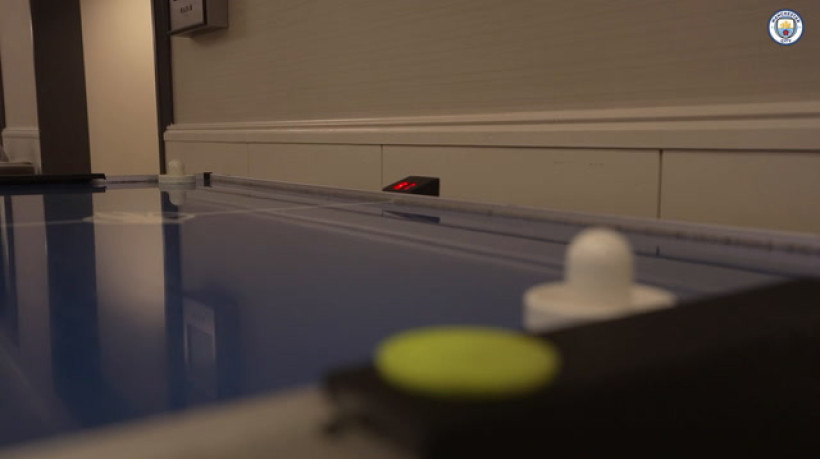 Foden mostra talento no tênis de mesa; assista