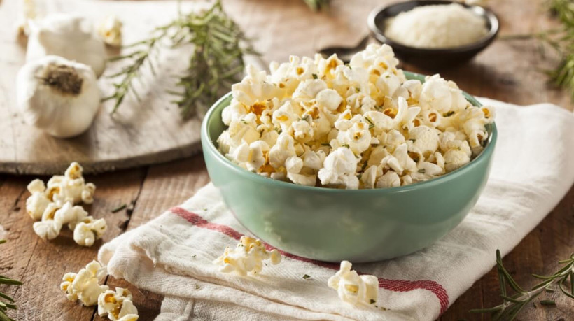 A pipoca é um alimento benéfico à saúde (Imagem: Brent Hofacker | Shutterstock)