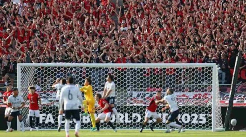 Mexicanos fazem três gols no primeiro tempo e fecham em 4 a 0 no finzinho. Assim, garantem o 2º lugar do Grupo E 