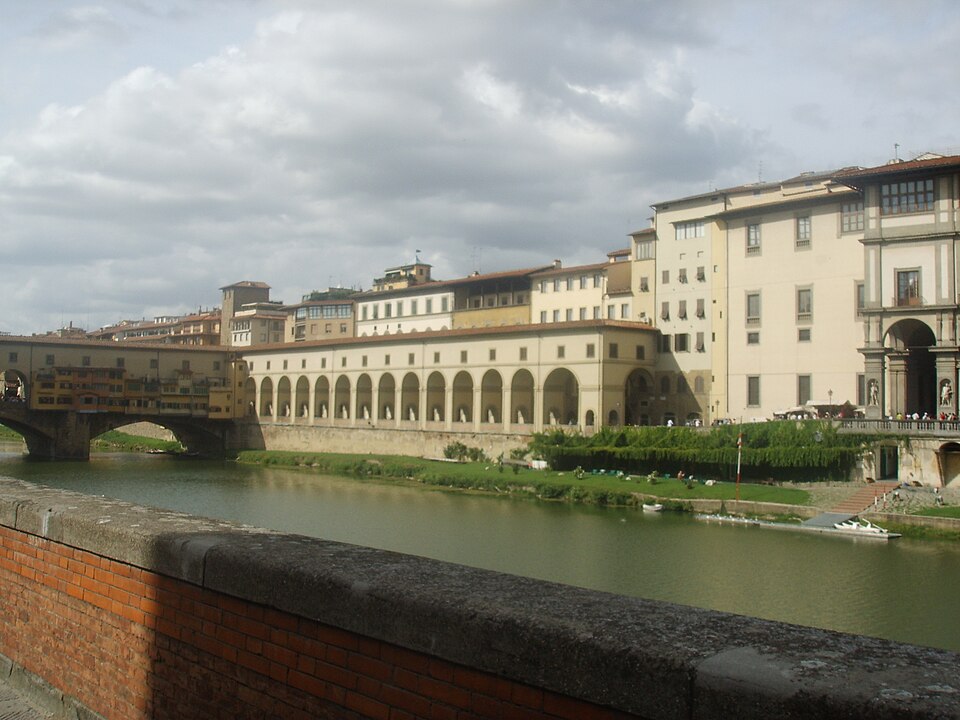 Localiza-se às margens do rio Arno e hoje é um dos museus mais famosos do mundo. Veja algumas obras de arte muito importantes que estão na Uffizi.