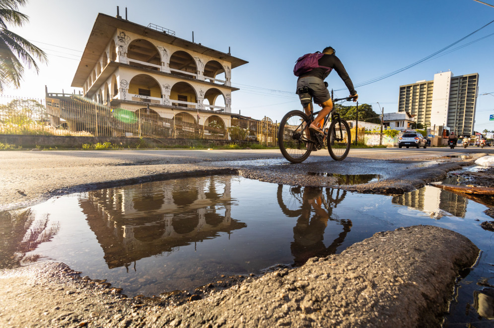 BURACOS na avenida João Pessoa(Foto: FCO FONTENELE)