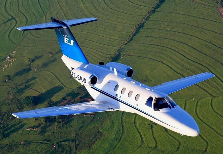 A aeronave era do modelo Cessna Citation. E tinha quatro pessoas a bordo: o piloto, uma mulher com a filha de 2 anos e uma babá. 