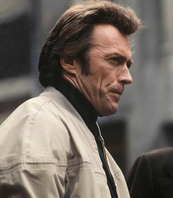 Para além de sua aclamada carreira como ator e diretor, Eastwood também se destacou como músico, compondo trilhas sonoras para muitos de seus filmes.
