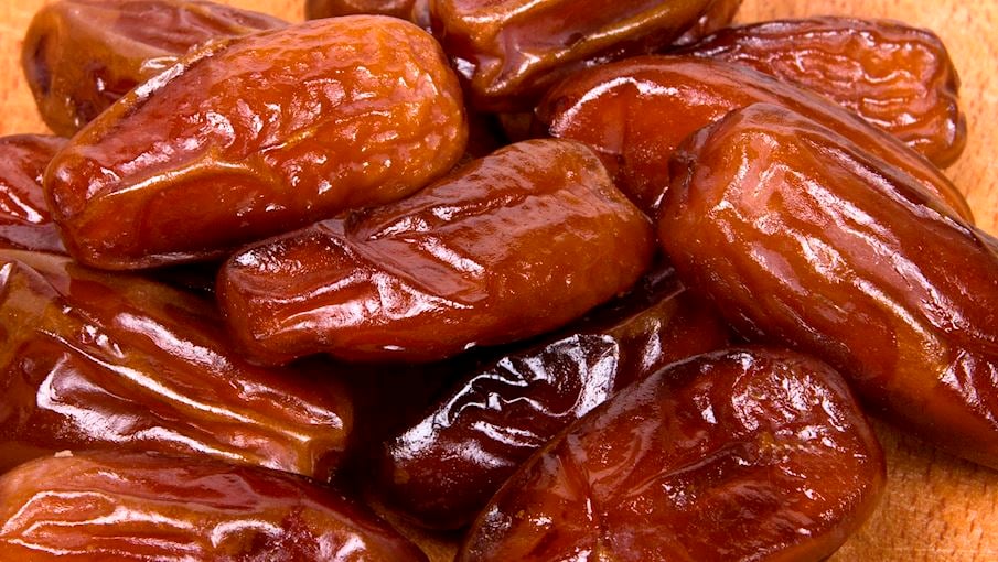 Exceto no Norte da África, são cultivados em Israel e nos Estados Unidos, para onde foram exportados no início do século XX. Embora possam ser consumidos simples como um lanche doce acompanhado de chá ou café, os deglet nour são frequentemente incorporados em muitas saladas, doces e biscoitos tradicionais do norte da África.