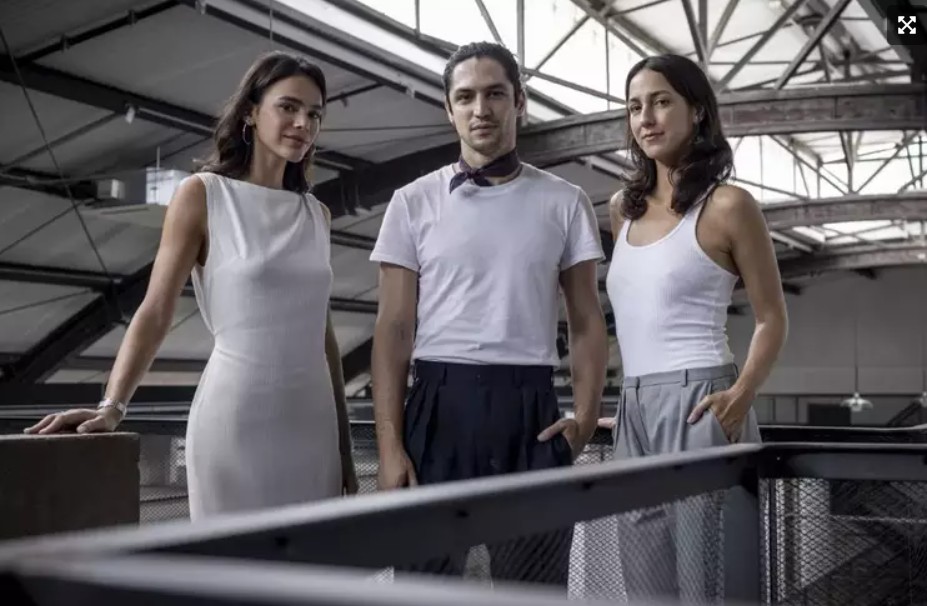 Com direção geral de Joana Jabace, a série conta no elenco também com Gabriel Leone, Camila Márdila, Yara Novaes, Ângelo Antônio, Carlos Francisco, Juan Queiroz e Rodrigo Bolzan.
