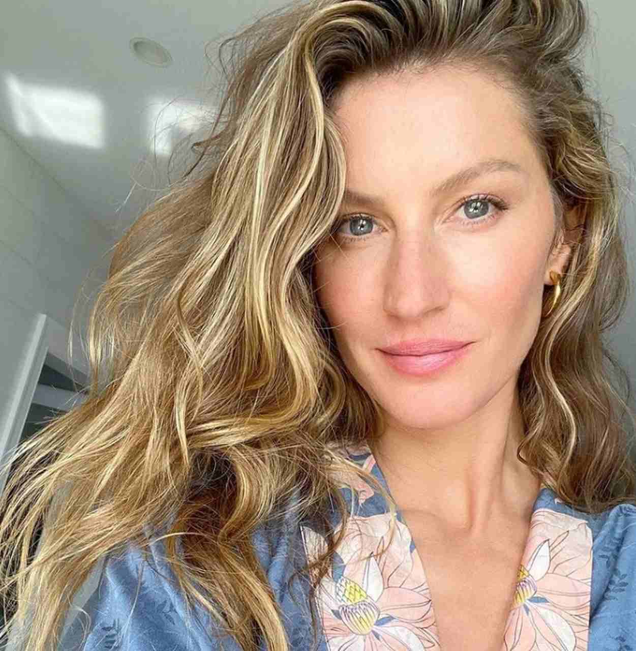 Gisele Bündchen, modelo brasileira de fama internacional, criticou em 2019 o avanço do desmatamento e a falta de ações do governo para proteger a Amazônia. A declaração foi feita em entrevistas e redes sociais.