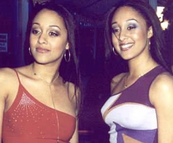 Tia Mowry e Tamera Mowry - A dupla é uma das que mais se destacam pela semelhança. As atrizes já atuaram juntas no filme Twitches. Como saber quem é quem? 