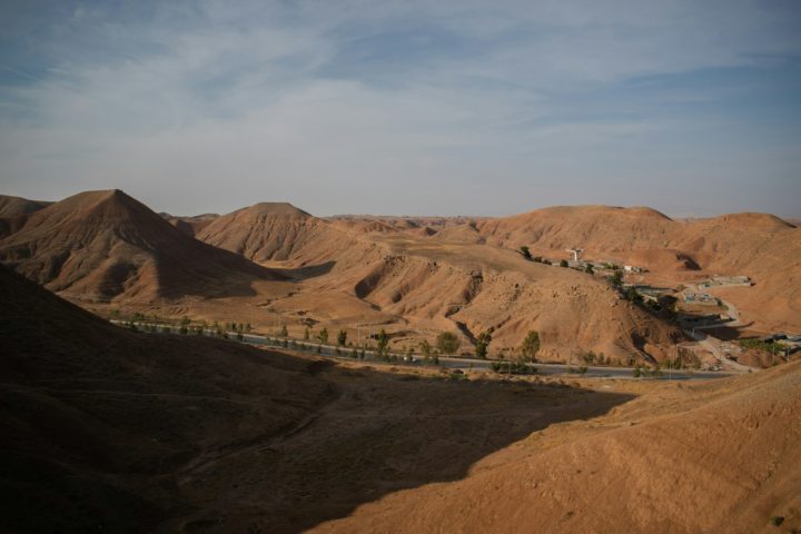 Há poucas cidades ou assentamentos no deserto, mas algumas vilas e oásis oferecem fontes limitadas de água e abrigo.