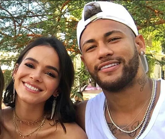 Na vida pessoal, Bruna Marquezine ficou sob holofotes por seu célebre namoro com o jogador de futebol Neymar. Entre idas e vindas, eles ficaram juntos por seis anos, entre 2013 e 2018.

