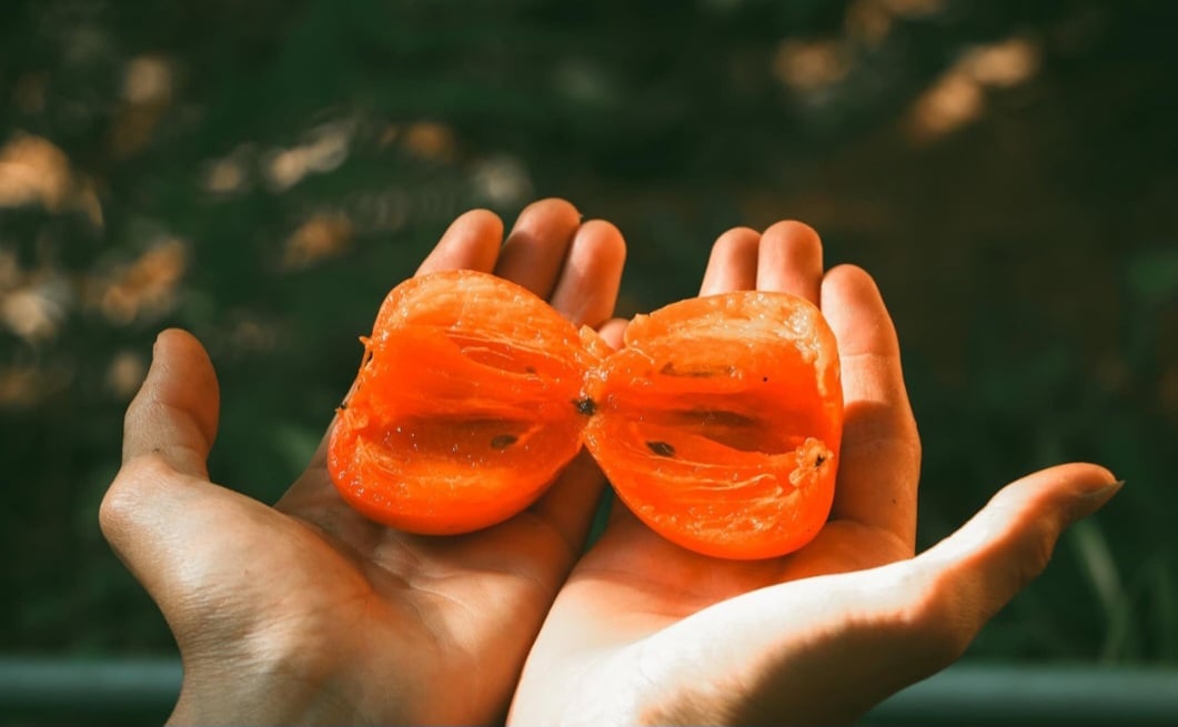 A variedade conhecida como caqui-sileide ou caqui-café é de cor alaranjada e no interior tem riscas cor de chocolate. É mais dura e resistente e não tão doce como a vermelha.