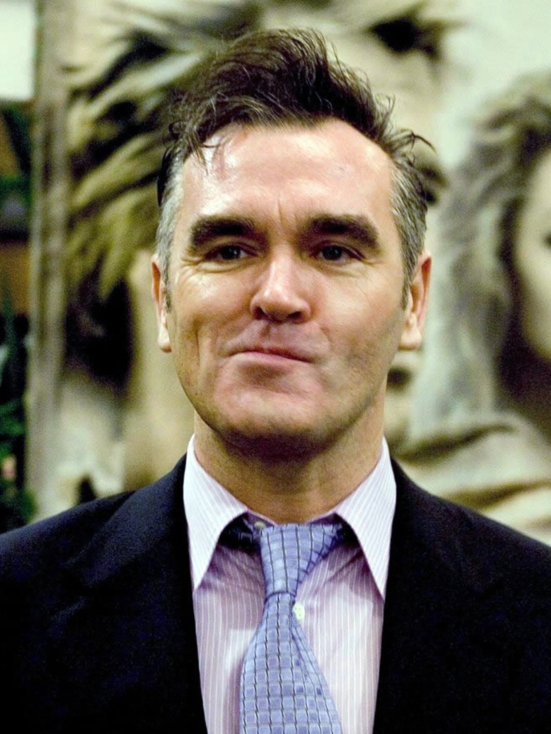 Morrissey, ex-vocalista dos Smiths, criticou o Brasil em 2012 durante turnê, chamando o país de “desastroso para os animais” devido ao desmatamento e à indústria da carne. Ele fez essa declaração em entrevistas e em palcos no país.