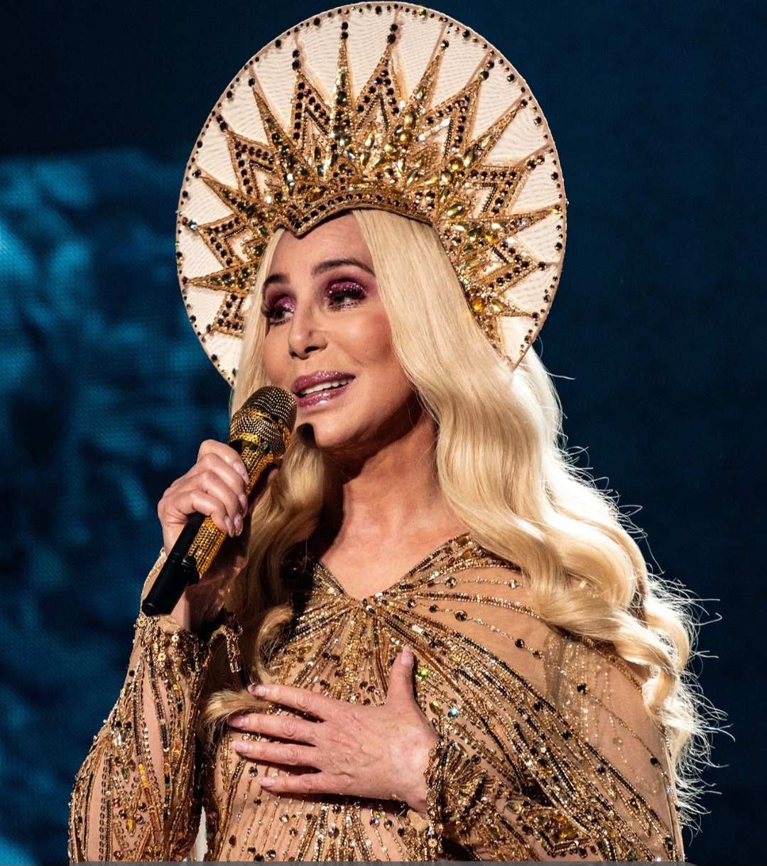 Cher, cantora e atriz americana, postou em 2020 críticas ao governo brasileiro pela condução das políticas ambientais e de saúde. Ela disse no Twitter que o Brasil vivia uma “tragédia” sob aquela gestão.