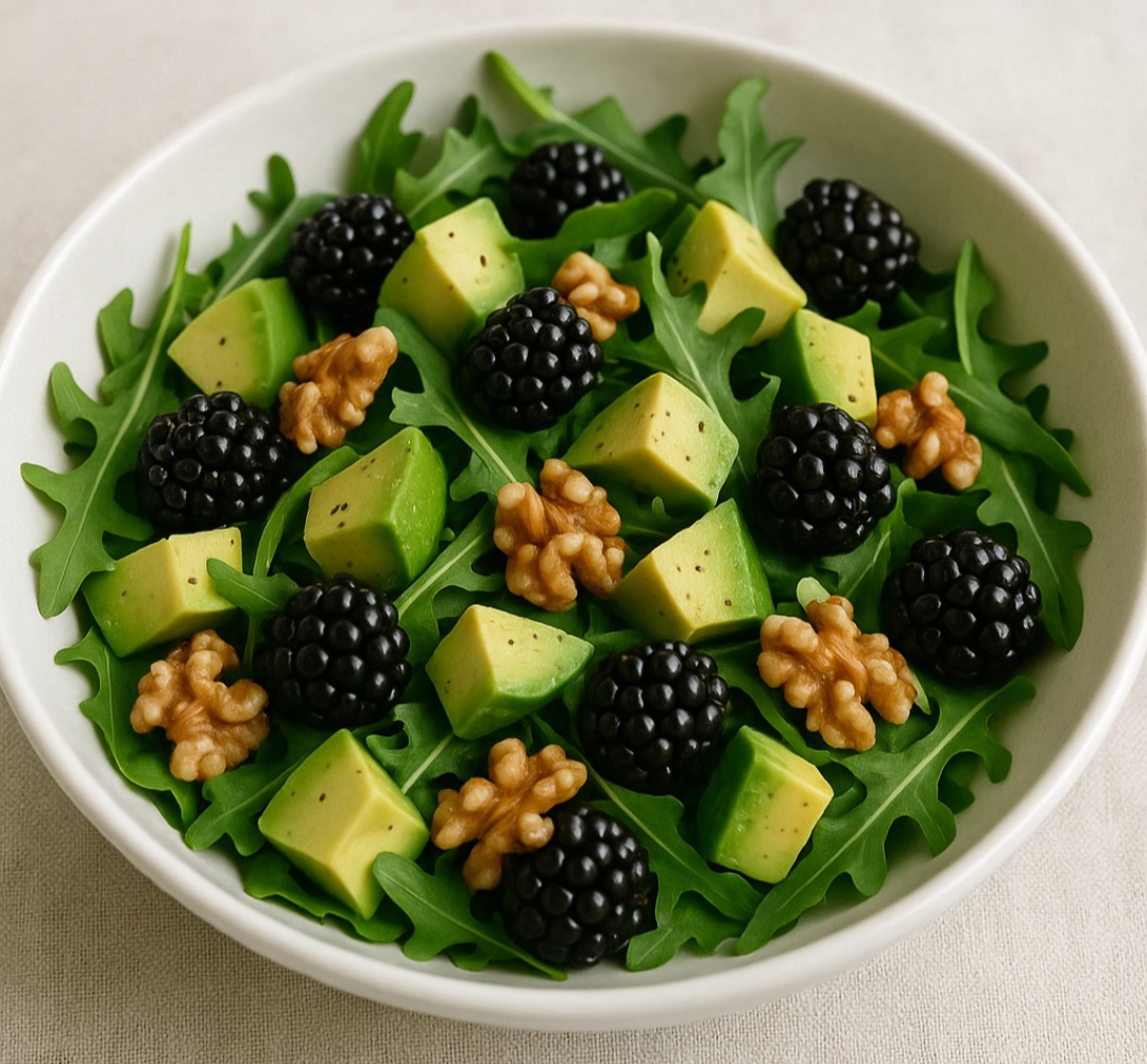 Salada de abacate com amora e nozes
Corte o abacate em cubos, misture com amoras frescas e folhas de rúcula. Finalize com nozes picadas, um fio de azeite e suco de limão para dar acidez.