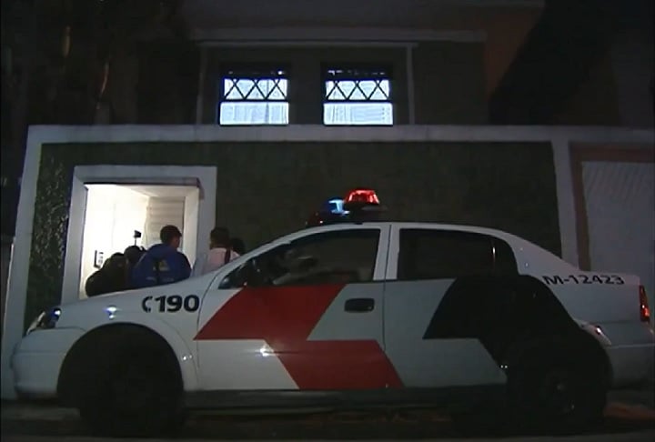 Os criminosos negociaram um resgate milionário com a família, utilizando bilhetes escondidos em entregas de flores, latas de tinta e pacotes de farmácia. 