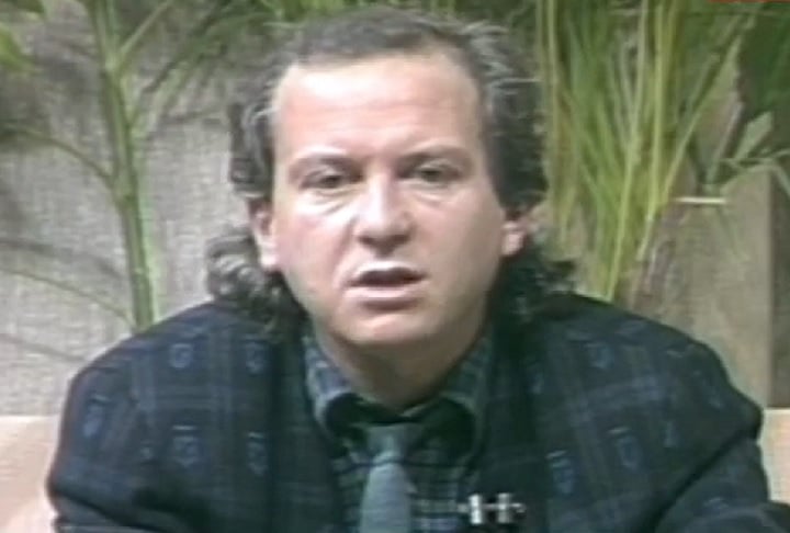 Filho de imigrantes italianos, Washington Olivetto nasceu em São Paulo, em setembro de 1951, e foi criado pela mãe, uma dona de casa, e pelo pai, que trabalhava como vendedor de tintas.