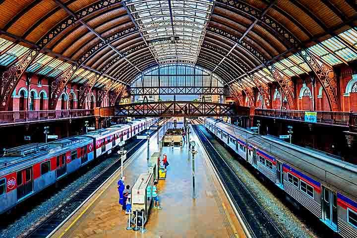 Inaugurada em 16 de fevereiro de 1867, a Estação da Luz é um marco histórico da cidade de São Paulo, com uma arquitetura vitoriana imponente, sendo projetada para ser a principal porta de entrada para a cidade. Ela foi construída com materiais importados da Inglaterra e passou por diversas reformas ao longo dos anos.