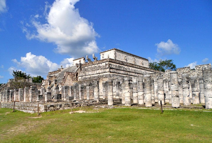 Chichén Itzá, localizada na Península de Yucatán, no México, é uma das mais importantes cidades da civilização maia. Fundada por volta de 600 d.C., destaca-se pela grandiosidade de suas construções, como a pirâmide de Kukulkán, também conhecida como El Castillo, que reflete o conhecimento astronômico dos maias. O local também possui cenotes sagrados e jogos de pelota.