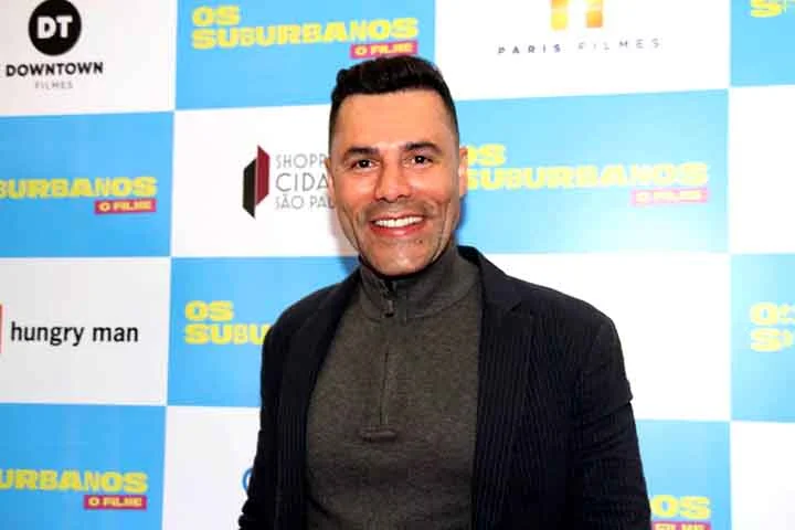 “E minha mãe estava comigo ali do lado, me criou com minha madrinha. Claro que para elas foi um incômodo inicial. Minha mãe é católica daquelas que não deixam de ir à missa. Com o tempo, ela foi entendendo que as coisas andam juntas e que eu gostar de homens não me faz menos conectado a Deus”, completou.
