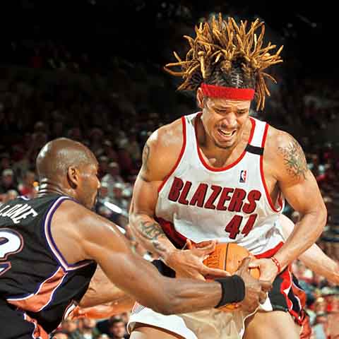 Brian Grant, ex-jogador da NBA, foi diagnosticado com Parkinson em 2009, após sua aposentadoria. Durante sua carreira, Grant era conhecido por seu trabalho com jovens carentes. Hoje, ele é um defensor ativo de exercícios físicos como parte do tratamento do Parkinson, através da Brian Grant Foundation.