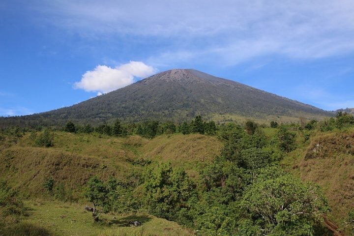 O Monte Rinjani é o segundo vulcão mais alto da Indonésia, localizado na ilha de Lombok, localizado a leste da capital Bali.