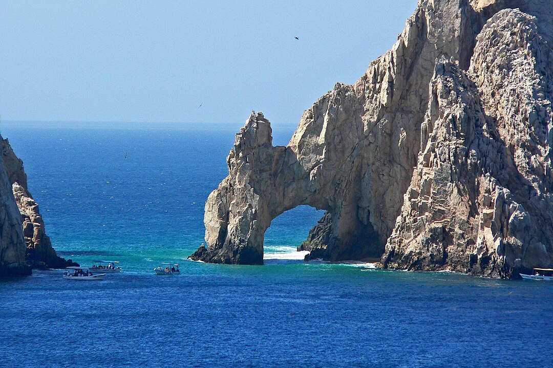 Curiosamente, existe uma formação rochosa que muitos consideram como uma espécie de pórtico que a própria natureza forneceu. Trata-se dos ARCOS DE LOS CABOS, no extremo sul do Cabo San Lucas, no México, na Península da Baixa California. Um símbolo turístico de Los Cabos. Representa a beleza das formações rochosas locais.
