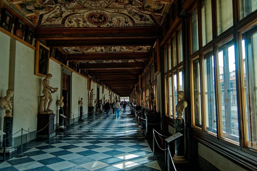 A Galeria Uffizi foi criada em 1581 em Florença, Itália, por ordem de Francesco I de Medici para abrigar os escritórios administrativos e sua coleção de arte. 