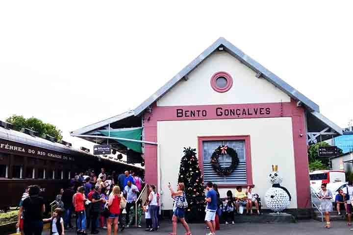 Inaugurada em 1919, a Estação Ferroviária de Bento Gonçalves foi importante para o escoamento da produção da região da Serra Gaúcha. Em 1993, ela começou a funcionar como ponto de partida para um passeio turístico de Maria-Fumaça, com 23 km de trajeto pelas belas paisagens da região, incluindo degustação de vinhos locais.