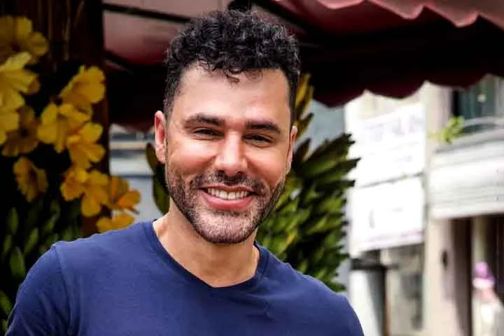 O humorista Rodrigo Sant’Anna, de 44 anos, vive um momento de destaque na carreira de duas décadas. Em entrevista ao GShow, o ator falou sobre os desafios do ofício. 

