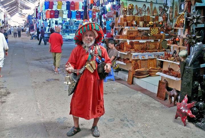 Souk é o nome dado aos mercados de variedades nos países árabes. Além de muitas quinquilharias, comidas e bebidas, há personagens que demonstram a cultura local. 