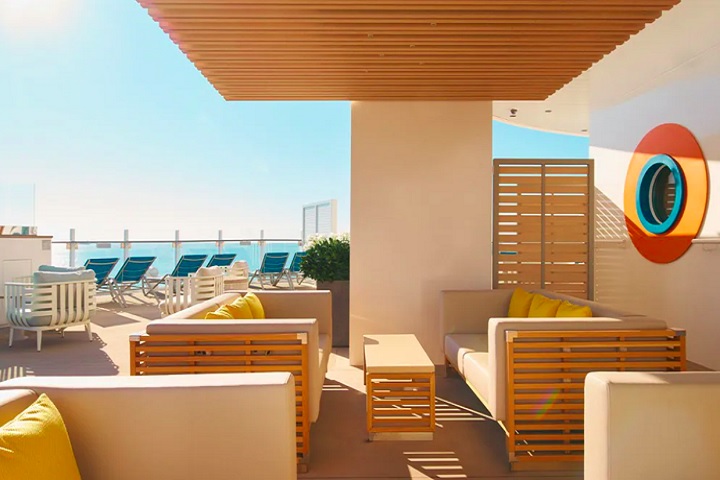 O navio também conta com uma vasta área externa, projetada para simular uma espécie de cidade inteligente, integrando tecnologia de ponta com o máximo de conforto para os viajantes.