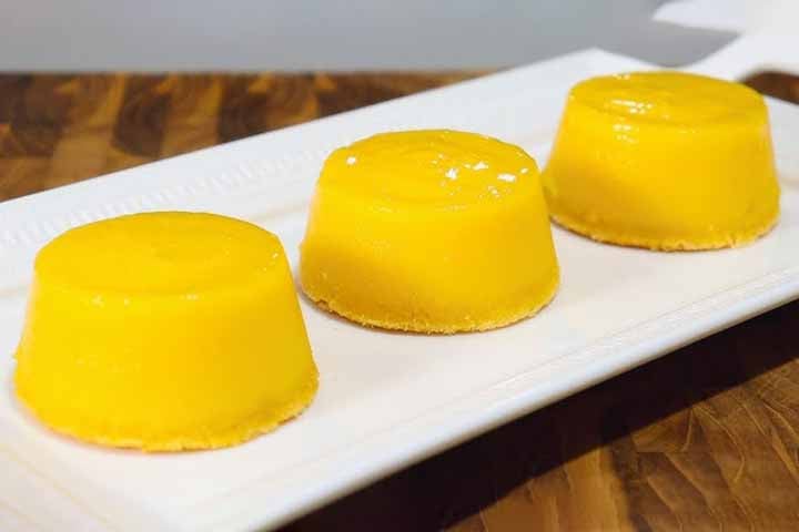 O quindim não foi a única receita lusitana adaptada no Brasil. Afinal, logo que desembarcaram no solo em que se plantando, tudo dá, eles escravizaram índios e entregaram as cozinhas às mulheres nativas, as cunhãs.