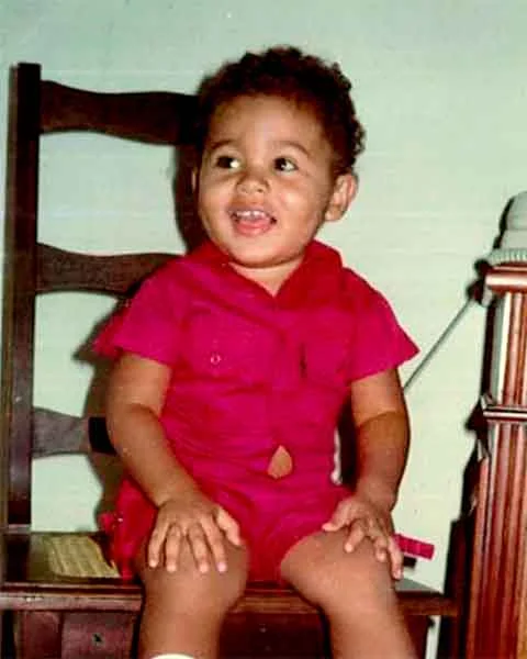 Rodrigo Sant’Anna nasceu em 31/03/1981, no Rio de Janeiro. Ele cresceu na comunidade Morro dos Macacos, em Vila Isabel, na Zona Norte da cidade.
