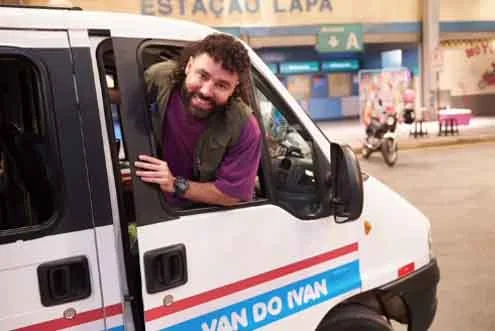 Com formação na Casa das Artes de Laranjeiras, ele iniciou a carreira no teatro em 2005, com a peça “Os Suburbanos”, ao lado da atriz Thalita Carauta, que esteve recentemente na novela “Mania de Você”. 
