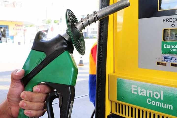 A cana-de-açúcar é matéria-prima para o etanol, álcool também utilizado na indústria alimentícia e em outras, como a química. No entanto, a principal vantagem do etanol é servir de biocombustível para automóveis.