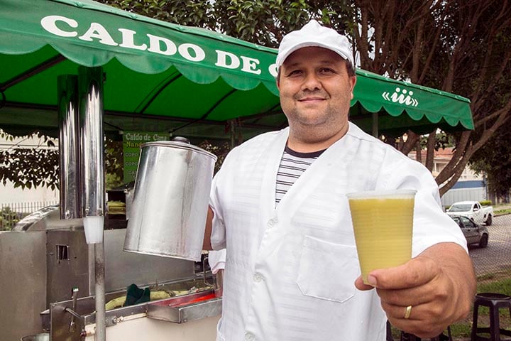 Além do açúcar, outros produtos derivados da cana incluem melaço, rapadura, rum, cachaça (bebida tradicional do Brasil), bagaço e etanol. Em algumas regiões, as pessoas usam palhetas de cana para fazer canetas, tapetes, telas e palha.