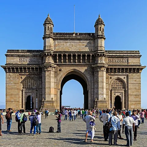 GATEWAY OF INDIA – MUMBAI, ÍNDIA - Inaugurado em 1924, saudava visitantes coloniais britânicos. Possui arquitetura indo-sarracena. Representa o passado colonial e o ponto de partida dos britânicos em 1947.
