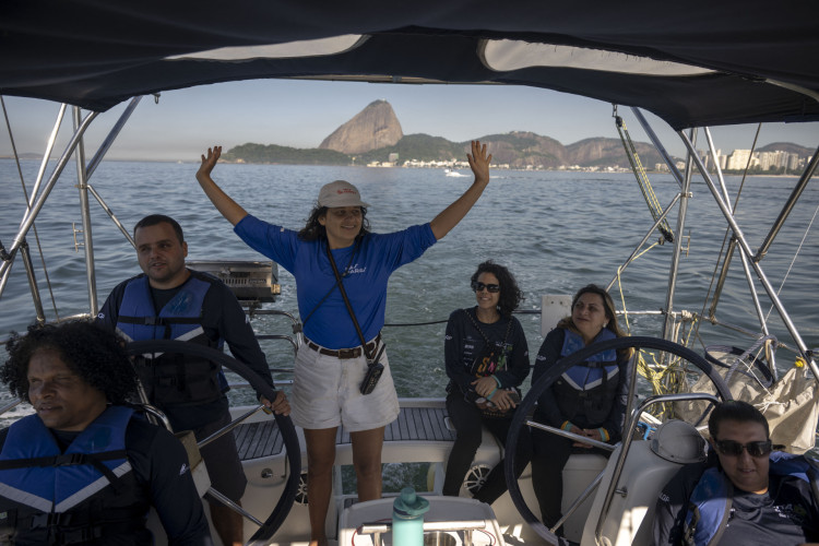  A fundadora da Nas Mares, Juliana Poncioni, reage em uma aula de vela organizada pela ONG Nas Mares na Ba&iacute;a de Guanabara. Durante tr&ecirc;s dias intensos, um grupo de pessoas com defici&ecirc;ncia visual e auditiva recebeu treinamento te&oacute;rico e pr&aacute;tico a bordo de barcos na principal marina do Rio, em frente ao emblem&aacute;tico morro do P&atilde;o de A&ccedil;&uacute;car