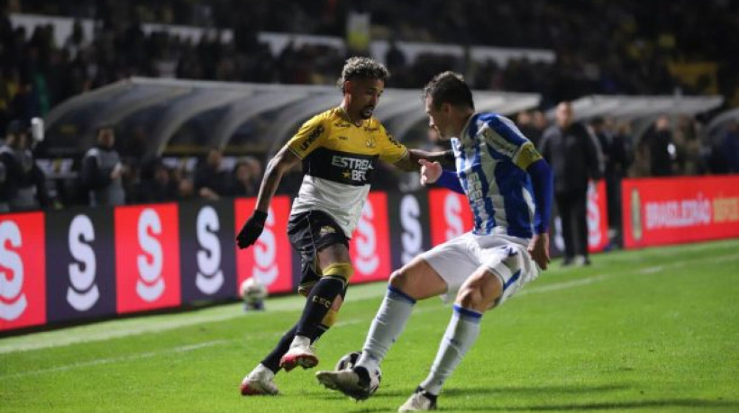 Com gol no fim e um jogador a mais, Leão da Ilha supera o rival fora de casa e assume a quarta posição na tabela de classificação