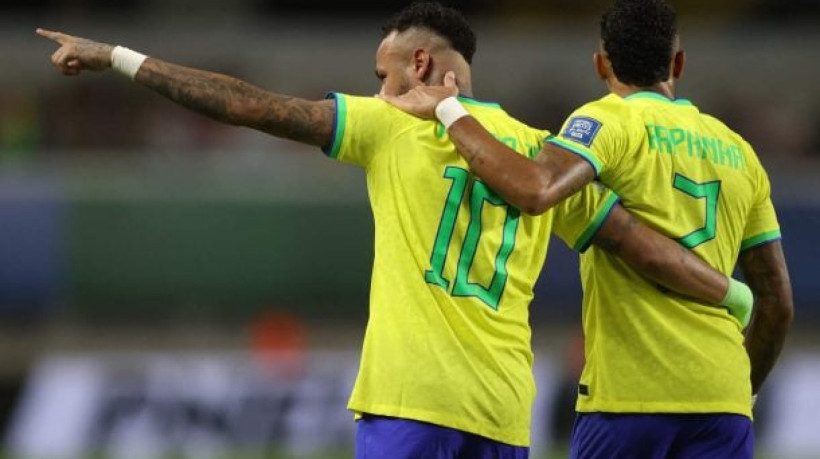 Atualmente de férias no Brasil, atacante do Barcelona fala sobre o futuro do camisa 10 do Santos e faz elogios durante evento
