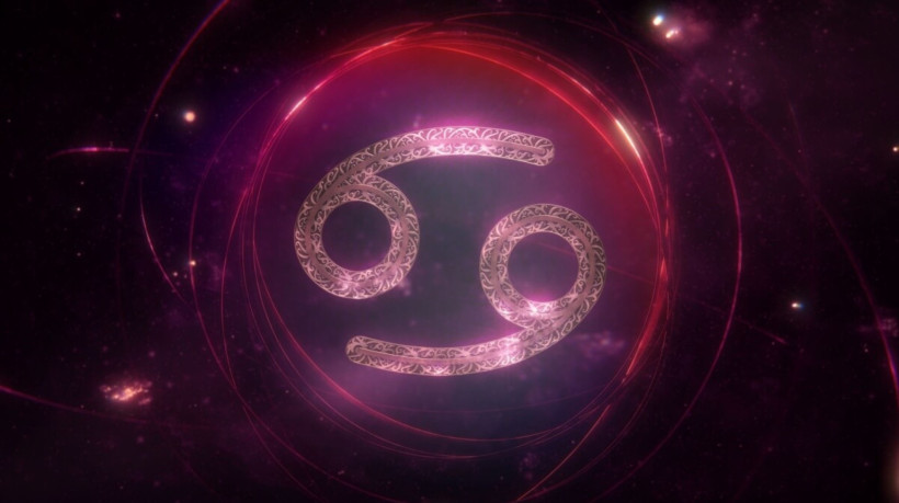 O canceriano estará em busca de crescimento pessoal no começo do mês (Imagem: remotevfx.com | Shutterstock) 