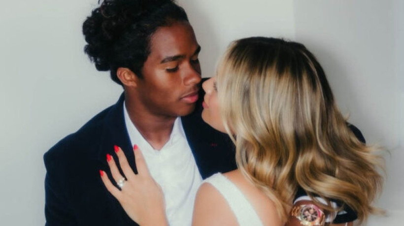 Em vídeo, a modelo, casada com o craque desde o ano passado, explicou um pouco mais sobre o gesto que fez ao amado